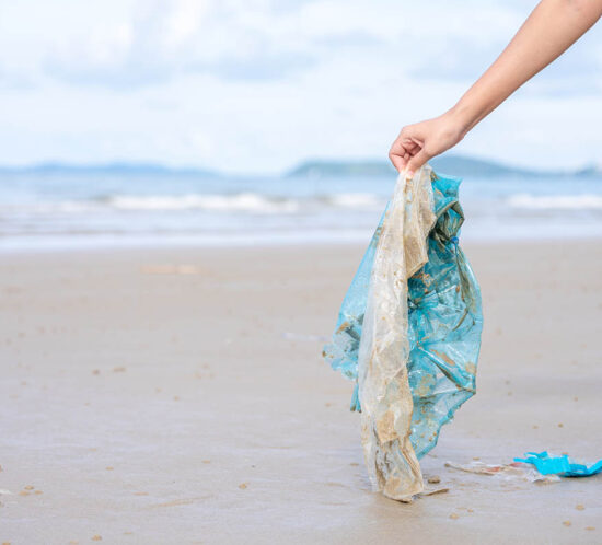 Bolsa de plástico en la playa